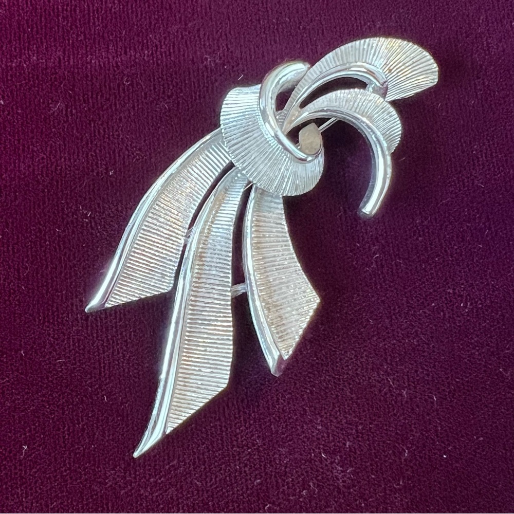 Usner Brooch Pin Ribbon Bow Silver Tone Vintage Signed